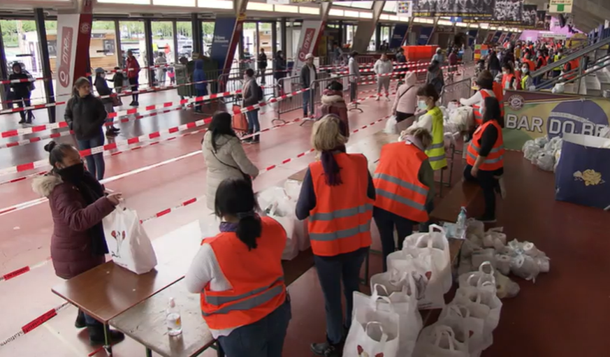 Szenen wie aus Kriegsgebieten: 2500 Bedürftige standen in Genf stundenlang an, um einen Sack mit Gratis-Nahrungsmitteln zu ergattern. 