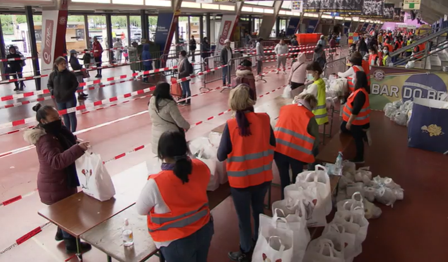 Szenen wie aus Kriegsgebieten: 2500 Bedürftige standen in Genf stundenlang an, um einen Sack mit Gratis-Nahrungsmitteln zu ergattern.