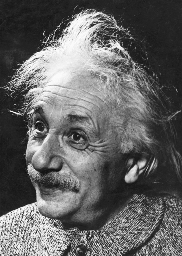Albert Einstein mit 70 Jahren. In seinen letzten Jahren litt er unter schlimmen Bauchschmerzen, Durchfall und Erbrechen waren die Folge – Symptome seines Aneurysmas im Unterleib. Operieren lassen mochte sich der Physiker allerdings nicht, das stellte seinerzeit auch noch ein Wagnis dar.