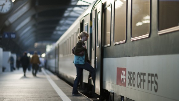 Am Sonntag ist in Baden AG ein Zugchef in der Türe eins Bahnwagens eingeklemmt und mitgeschleift worden. Er erlitt tödliche Verletzungen. (Symbolbild)