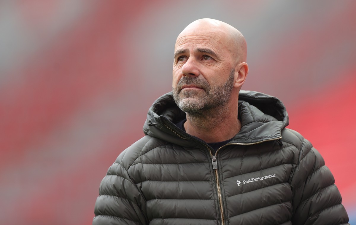 epa09073534 Leverkusen's head coach Peter Bosz reacts prior to the German Bundesliga soccer match between Bayer 04 Leverkusen and Arminia Bielefeld in Leverkusen, Germany, 14 March 2021. EPA/FRIE ...