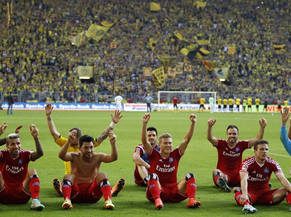 Feiernde Hamburger im Signal-Iduna-Park. Auch Valon Behrami (ganz links) freut sich sichtlich über den Coup.