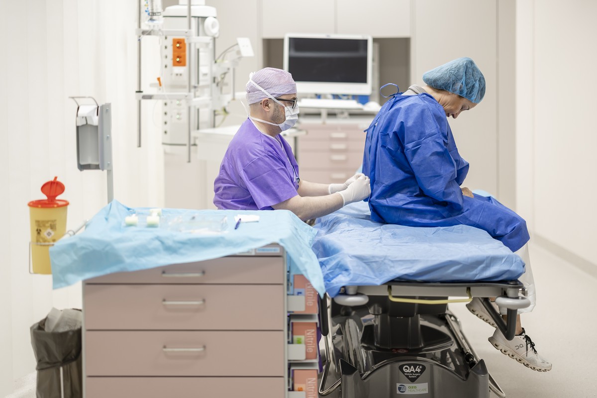 Jose Alejandro Aguirre, Leitender Arzt Insitut fuer Anesthesie, demonstriert fuer die Medien eine gestellte Behandlung im neuen ambulanten Zentrum des Stadtspital Zuerich an der Europaalle anlaesslich ...