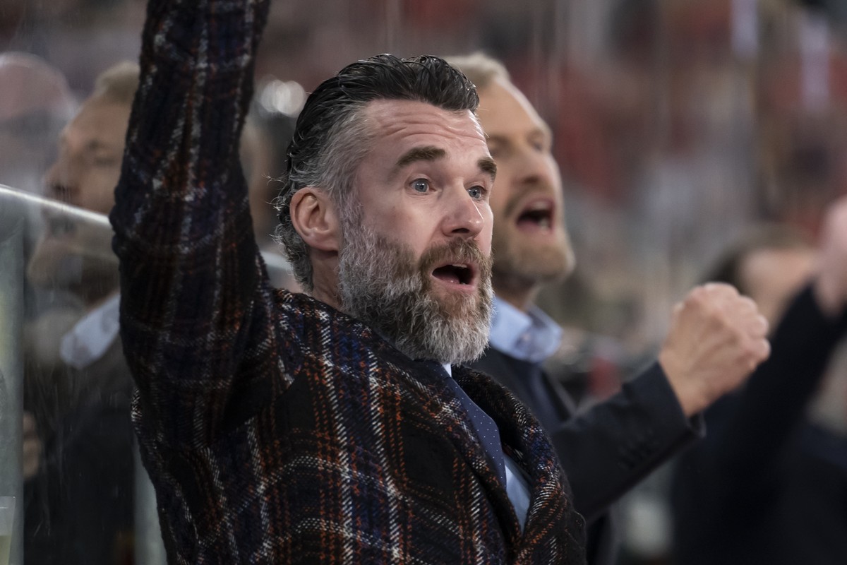 Head Coach Christian Dube (EHCB) jubelt nach dem Tor 3-1 im Hinspiel der Play-In-Serie der Eishockey National League zwischen EHC Biel-Bienne, EHCB, und SC Bern, SCB, vom Donnerstag, 12. Maerz 2026 in ...
