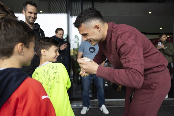 Granit Xhaka schreibt beim Teamhotel Autogramme fuer junge Fans, beim Zusammenzug der Schweizer Fussball Nationalmannschaft fuer das Vorbereitungscamp zur Europameisterschaft, am Freitag, 31. Mai 2024 ...