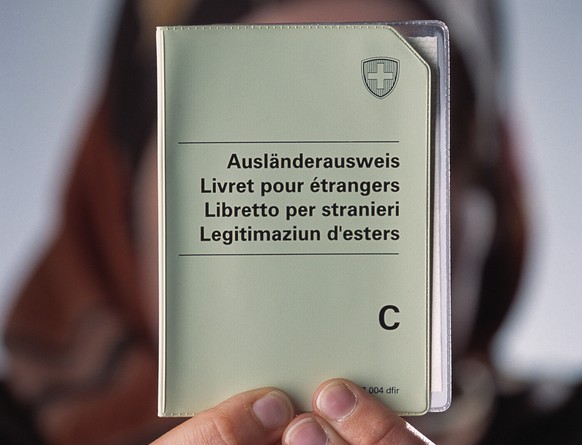 Portrait einer Migrantin mit Auslaenderausweis C (Livret pour etrangers, Libretto per stranieri, Legitimaziun d&#039; esters), aufgenommen am 22. April 2004 in Zuerich. (KEYSTONE/Gaetan Bally)