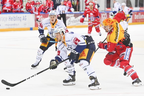 Zugs Claudio Cadonau, links, gegen Rapperswils Roman Cervenka, im Eishockeyspiel der National League zwischen den Rapperswil-Jona Lakers und dem EV Zug, am Freitag, 2. Oktober 2020, in der St. Galler  ...