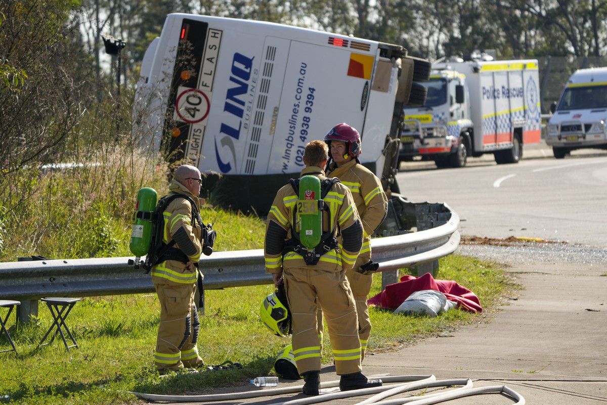 Les équipes de secours se tiennent près du lieu du drame, près de la ville de Greta, en Australie.