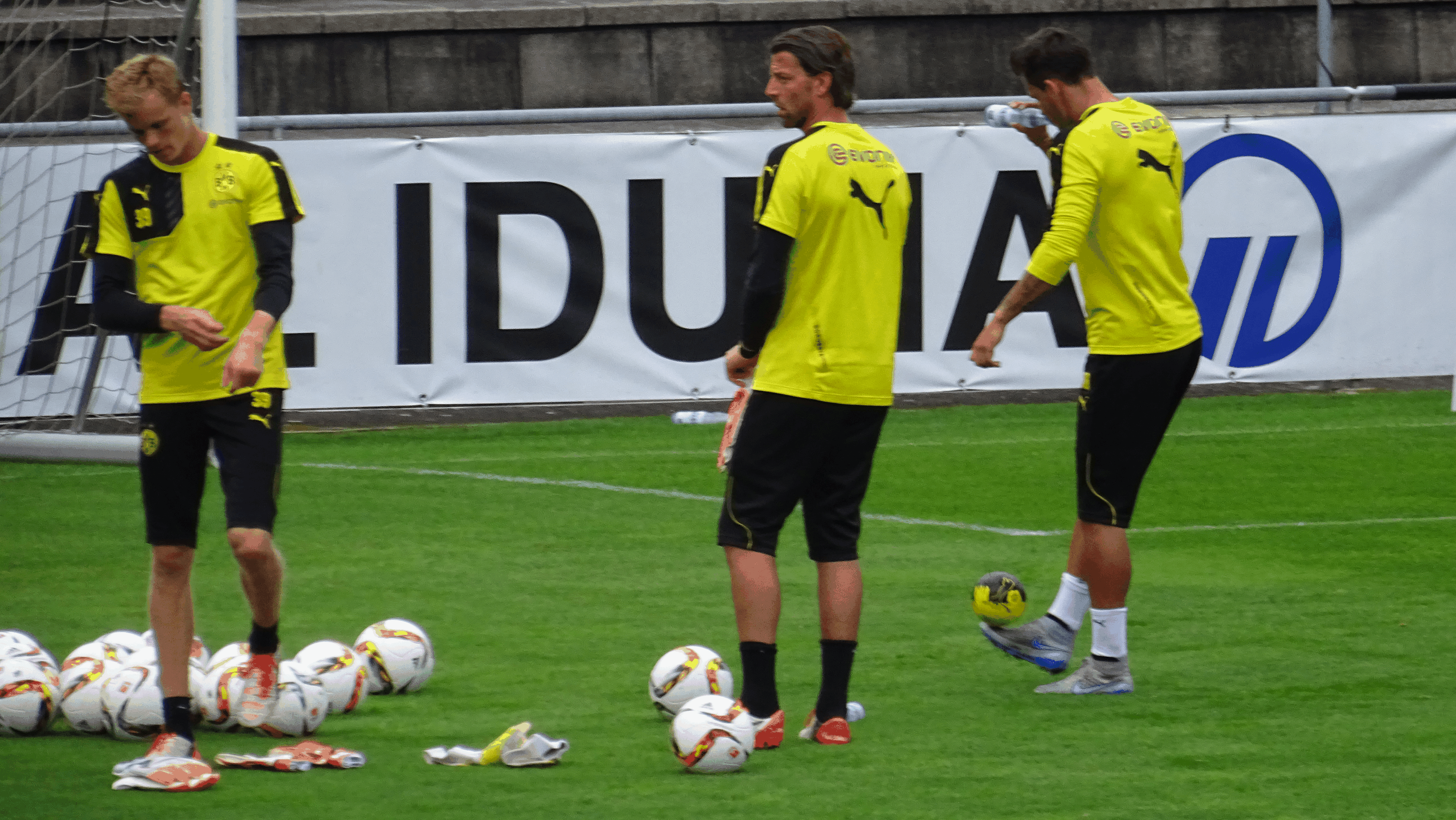 Trinken und gleichzeitig jonglieren, für den fussballerisch starken Roman Bürki kein Problem.