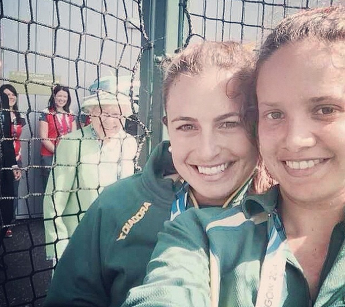 Queen photobomb Königin Elizabeth II. Commonwealth Games Selfie der australischen Hockey-Spielerinnen Jayde Taylor und Brooke Peris bei den Commonwealth Games.