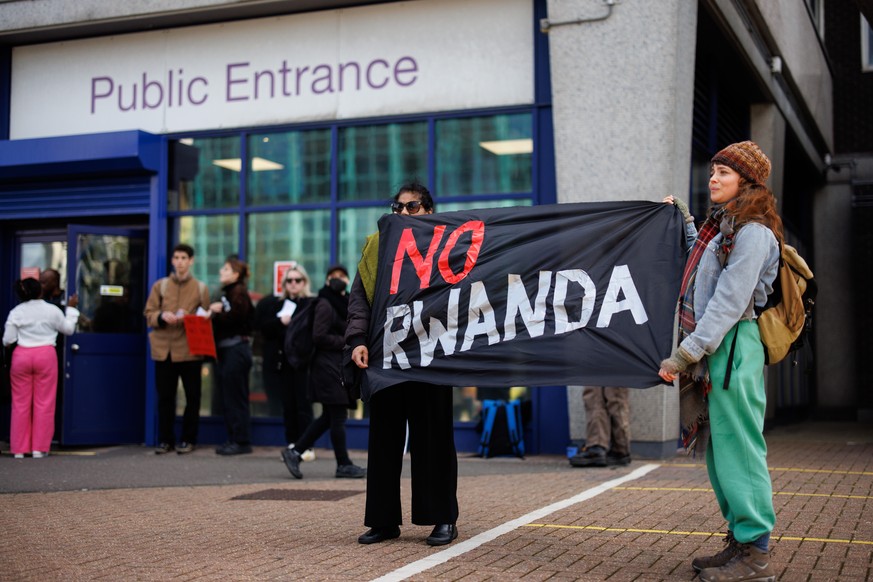 epa11308089 Campaigners protest against the British government&#039;s Rwanda deportation scheme outside a Home Office immigration reporting center in Croydon, south London, Britain, 29 April 2024. The ...