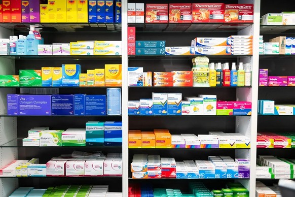 Die vollen Regale täuschen: Starke Schmerzmittel, Insulin und Kindermedikamente sind nur begrenzt verfügbar.
