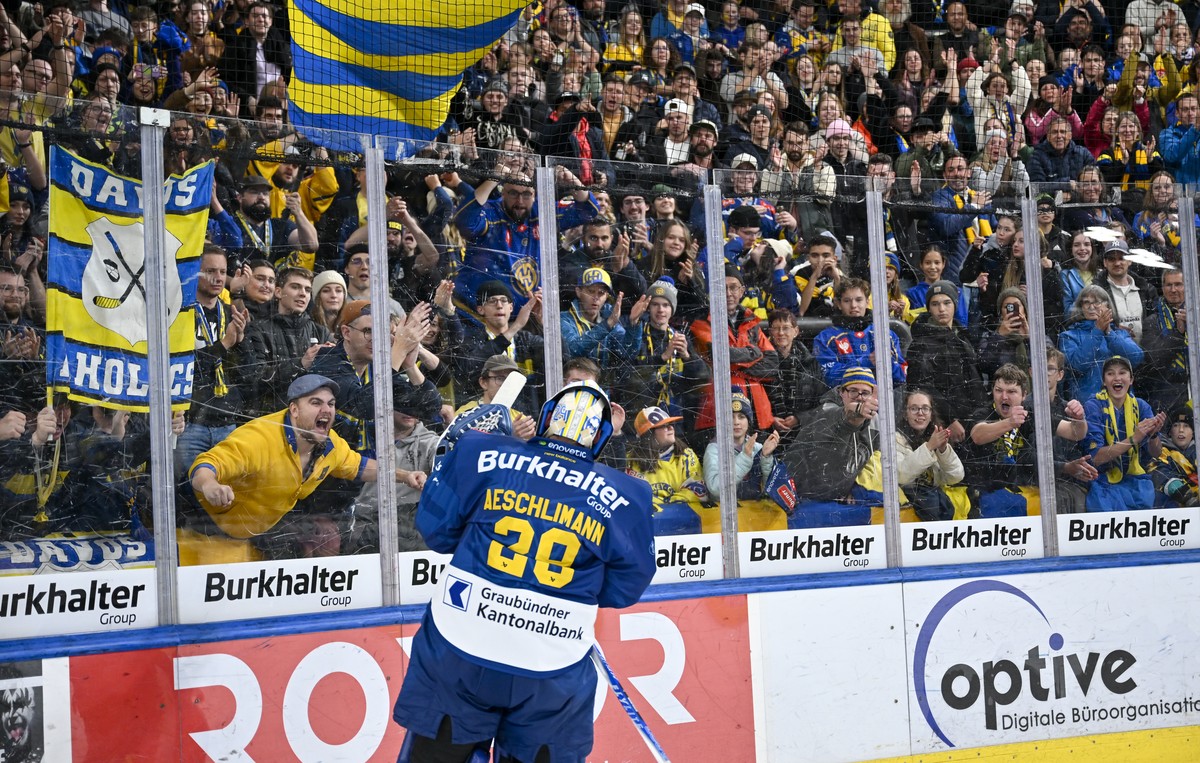 Der Davoser Torhueter Sandro Aeschlimann laesst sich als bester Spieler nach dem 3:1 Sieg vor der Davoser Fankurve feiern, im Eishockey Spiel der National League zwischen HC Davos, HCD und ZSC Lions,  ...