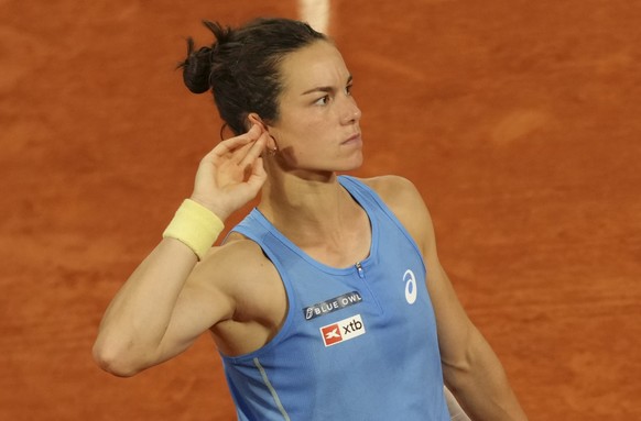 Loïs Boisson hört gut hin, als ihr die Fans zum Gewinn des ersten Satzes gegen Mirra Andreeva applaudieren.