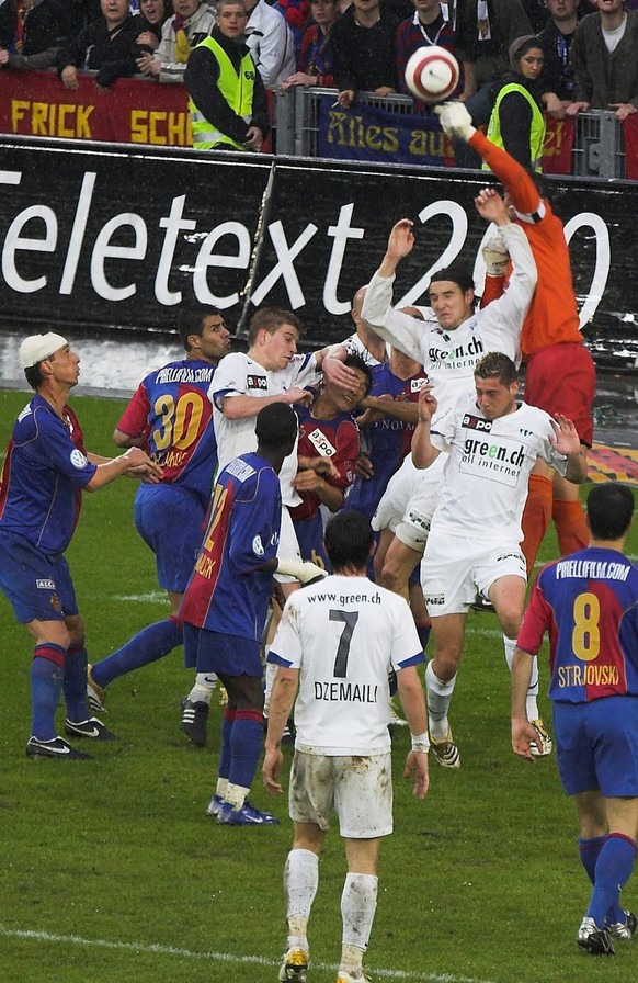 Basels Torhueter Pascal Zuberbuehler, im orangen Trikot faustet in der Schlussminute den Ball weg, im Fussballspiel der Super League zwischen dem FC Basel und FC Zuerich am Samstag, 13. Mai 2006, in B ...