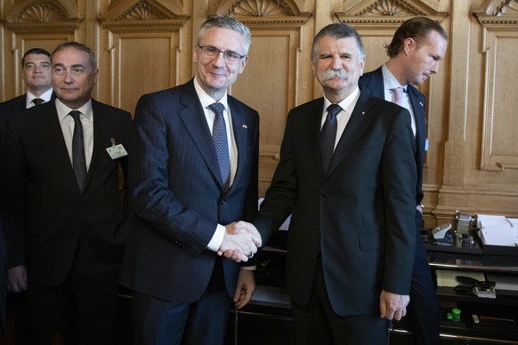 Andreas Glarner, SVP-AG, links, begruesst Laszlo Kover, Praesident des Ungarischen Parlaments, rechts, zu einem Treffen mit der parlamentarischen Gruppe Schweiz-Ungarn im Bundeshaus, waehrend der Frue ...