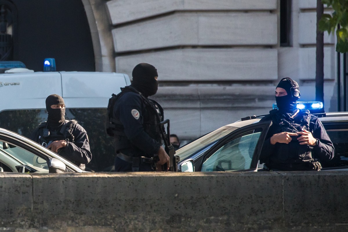 epa09454677 French police officers secure a convoy believed to be transporting Salah Abdelslam or other members of the commando accused of being involved in the 2015 Paris attacks, outside the Paris c ...