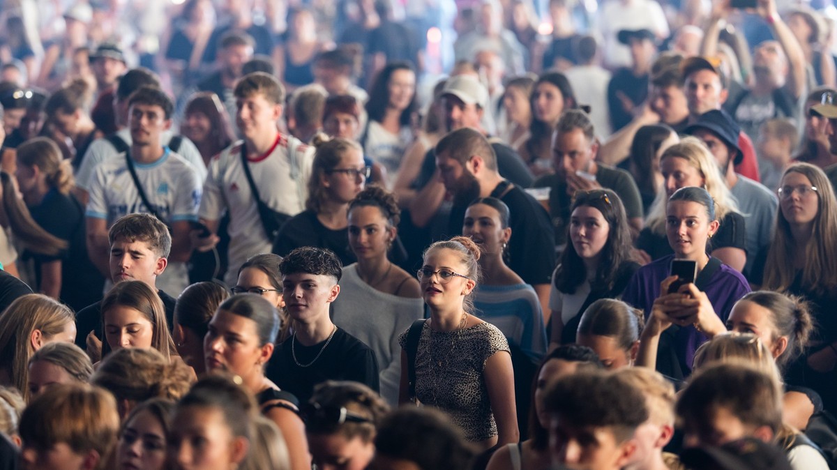 Le public lors de la 32eme edition du festival de musique le Chant du gros ce samedi, 7 septembre 2024 au Noirmont (KEYSTONE/Cyril Zingaro)