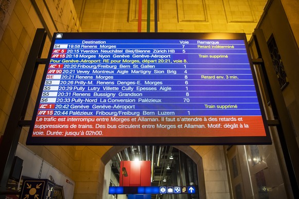 Un panneau avec les horaires des trains CFF/SBB est visible en gare de Lausanne le mardi 9 novembre 2021. La ligne CFF entre Lausanne et Geneve est interrompue mardi soir a la hauteur de Tolochenaz su ...