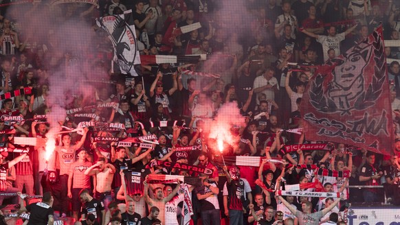 Les supporters d’Aarau celebrent la victoire avec des engins pyrotechnique lors de la rencontre de football Super League - Challenge League de barrage match aller entre Neuchatel Xamax FCS et FC Aarau ...