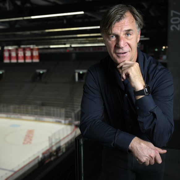 Petr Svoboda, Directeur des operations hockey du LHC pose pour le photographe apres la conference de presse d&#039;avant-saison du club de hockey sur glace de National League Lausanne Hockey Club, LHC ...
