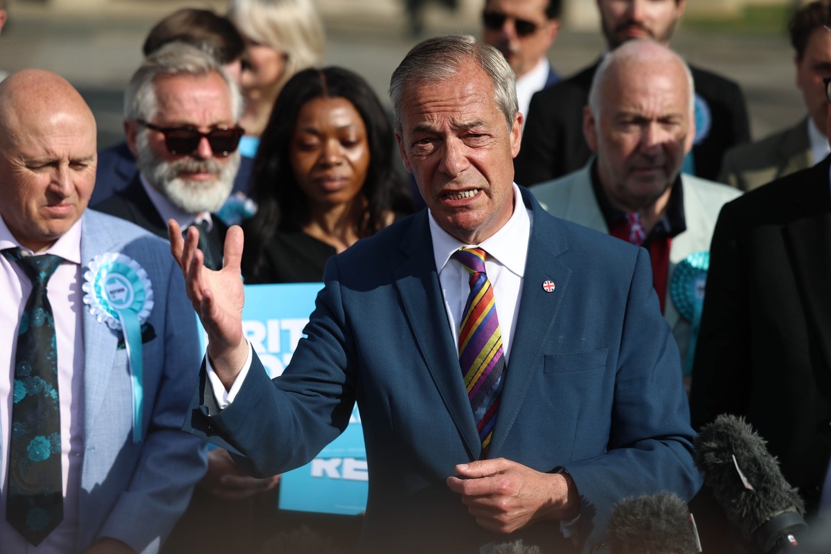 epa12940653 Reform Party leader Nigel Farage speaks at Havering Town Hall in London, Britain, 08 May 2026. Local elections took place across the United Kingdom on 07 May 2026. Early results show gains ...