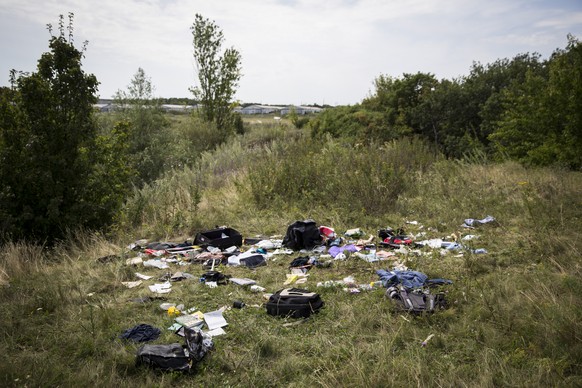 Die Besitztümer der Opfer werden auf dem Absturzgelände gesammelt.