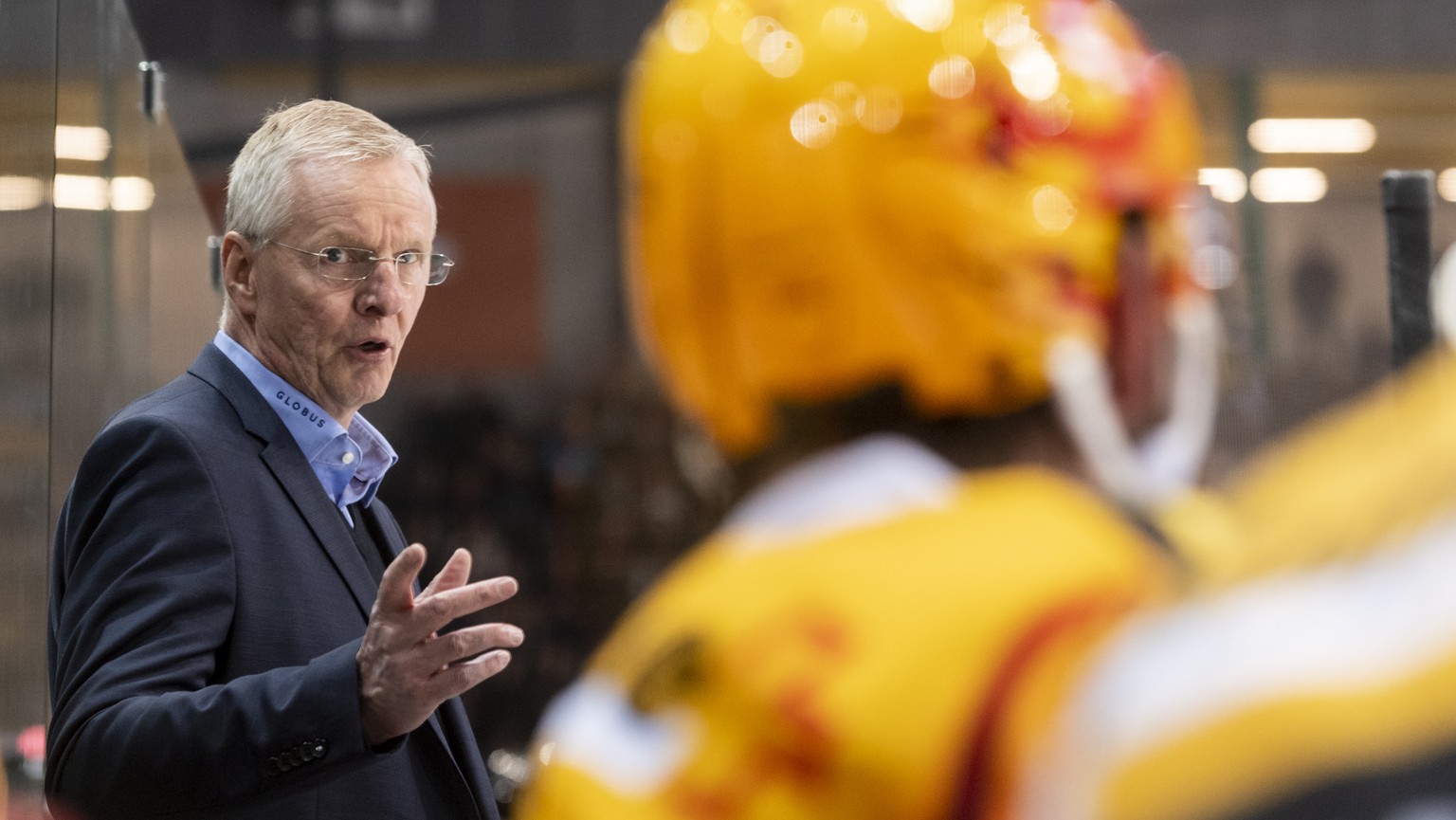 Head Coach Kari Jalonen, links, feuert seinen Topscorer Simon Moser an beim Eishockey Meisterschaftsspiel der National League zwischen dem SC Bern und den HC Davos, am Samstag, 12. Oktober 2019 in der ...