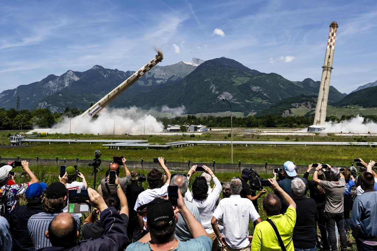 Une vue d'explosion controlee des deux cheminees de l'ancienne raffinerie Tamoil le jeudi 21 mai 2026 a Collombey-Muraz dans le Chablais valaisan. Dans le cadre de la phase finale du demante ...