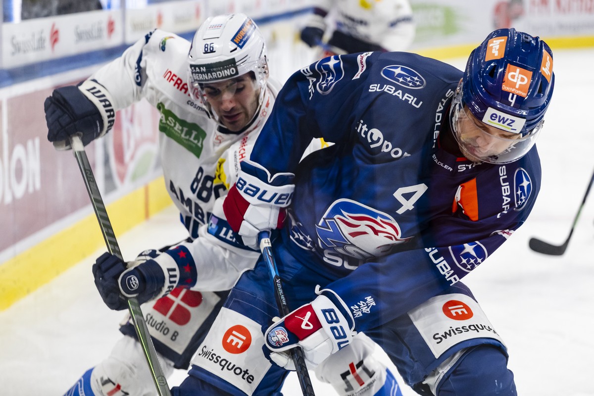 Rocco Pezzullo (HCAP), links, kaempft um den Puck mit Patrick Geering (ZSC), rechts, im Spiel der Eishockey National League zwischen den ZSC Lions und dem HC Ambri Piotta am Freitag, 30. Oktober 2026  ...
