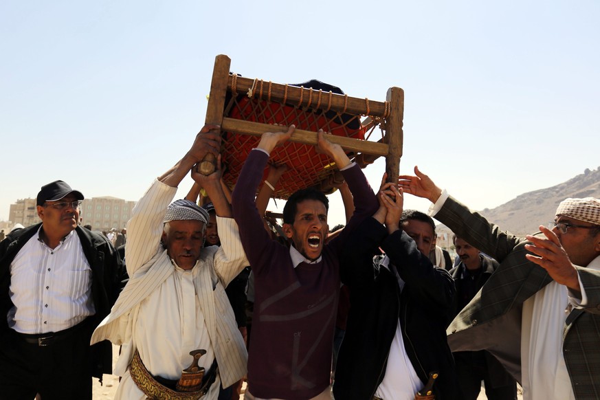 epa05164593 Yemeni mourners carry the coffin of a member of a five-member family killed in a Saudi-led airstrike, during the funeral in Sana&#039;a, Yemen, 16 February 2016. According to reports, Huma ...