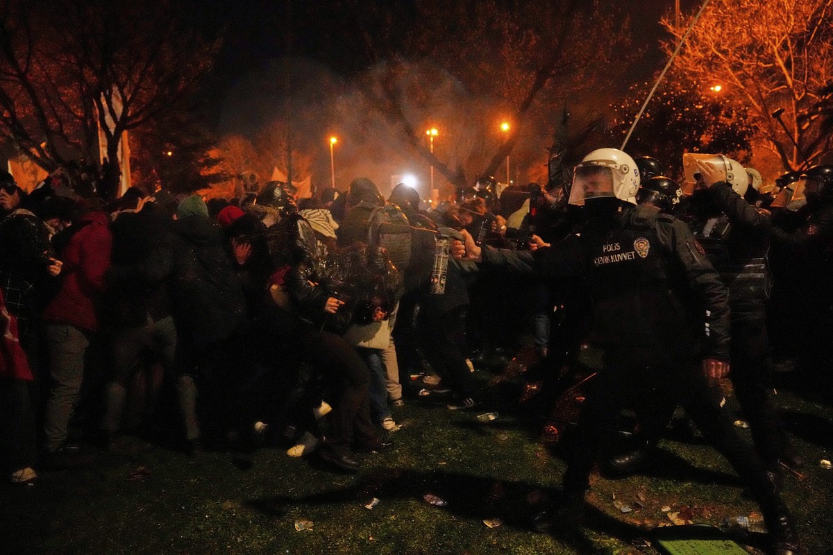 Anti riot police officers use tear gas during clashes with people in Istanbul, Turkey, Thursday, March 20, 2025, as they protest against the arrest of Istanbul's Mayor Ekrem Imamoglu. (AP Photo/K ...