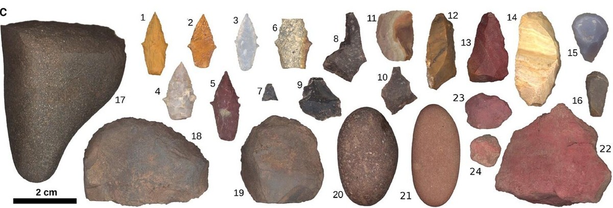 In der Grabstätte Wilamaya Patjxa gefundene Artefakte: Projektilspitzen (1-7), unbearbeitete Steinabschläge (8-10), bearbeitete Steinabschläge (11-13), eine Steinklinge (14), Miniaturschaber (15, 16), ...