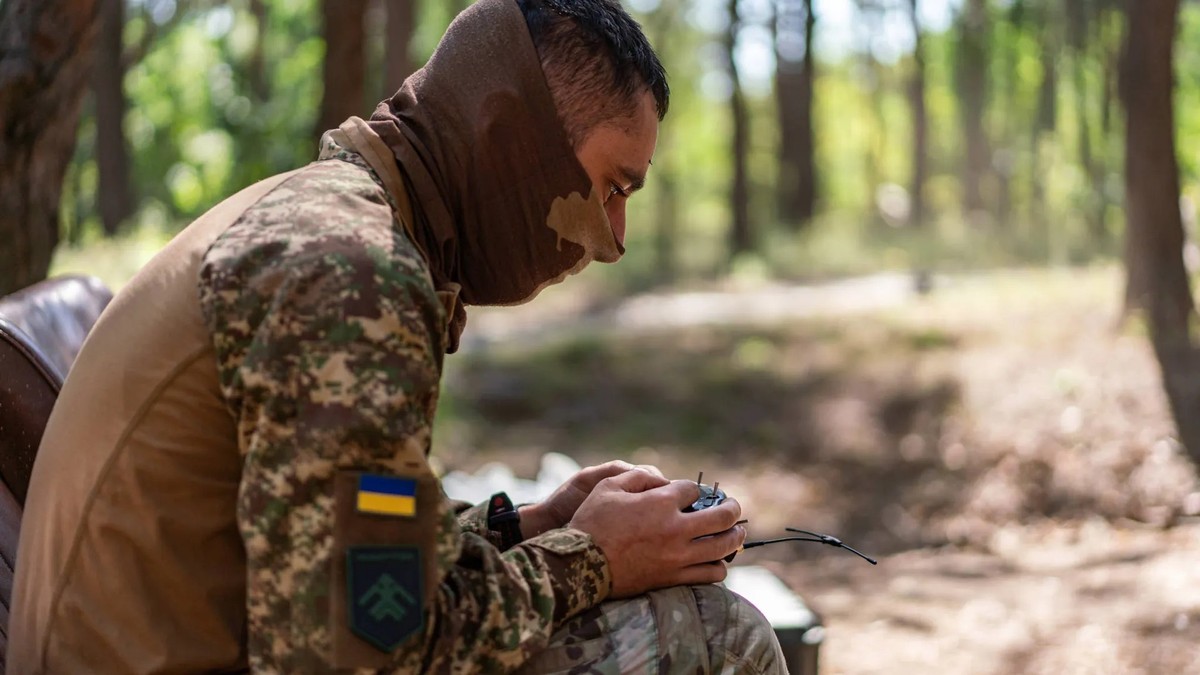 Un soldat ukrainien pilote ici un drone FPV (First Person View). (photo d'archive)
