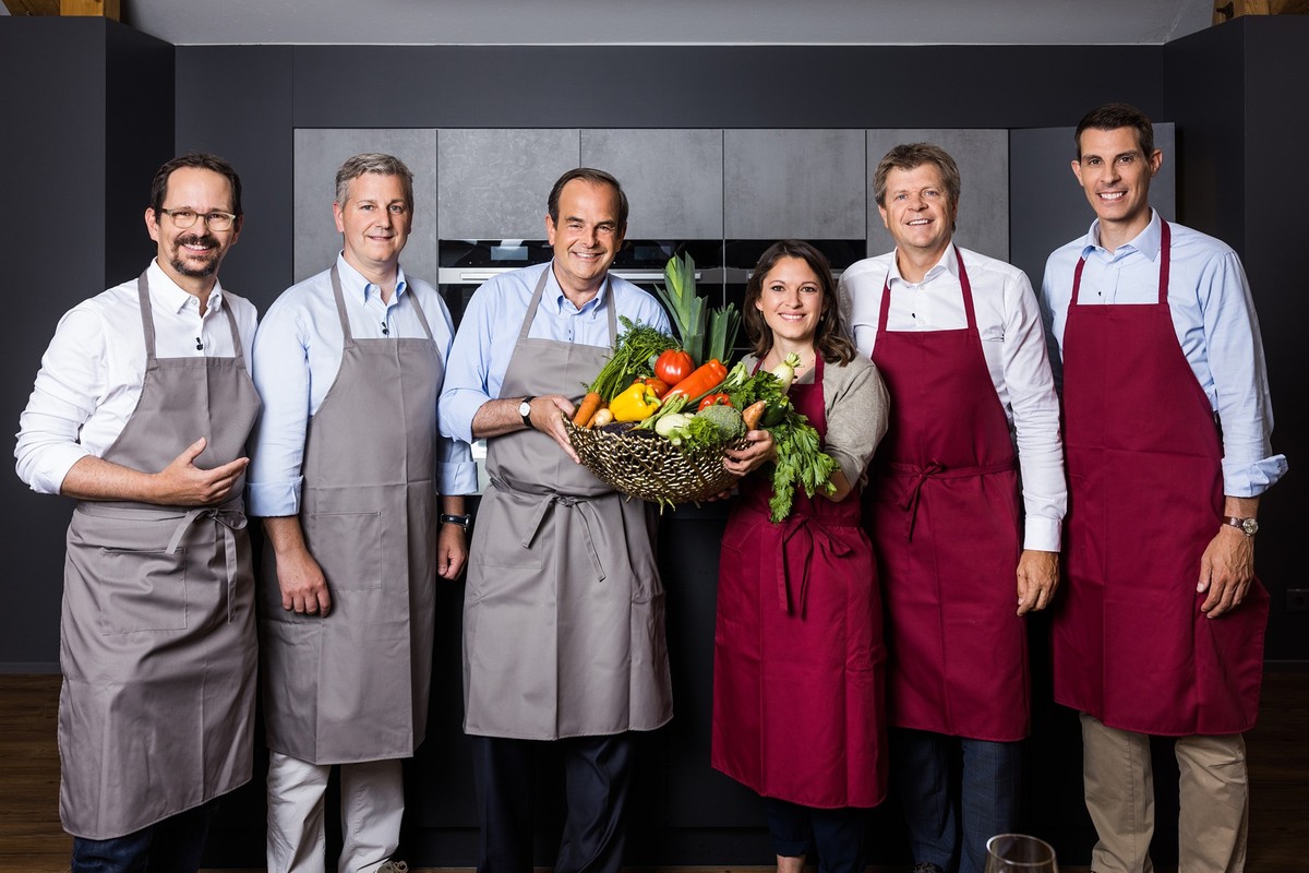 Club Sommerserie: Politik auf dem Teller
Gruppenbild mit Moderatorinnen, den beiden Parteipräsidenten-Teams und Köchen:
v.l. David Höner (Gründer von Cuisine sans Frontière), Moderatorin Barbara Lüthi ...