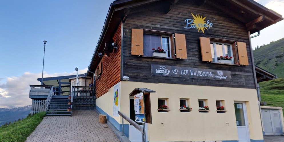 Das Restaurant auf der Bussalp mit schöner Aussicht auf Eiger, Mönch und Jungfrau.