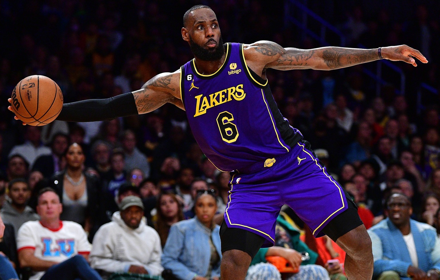 Sport Bilder des Tages NBA, Basketball Herren, USA Memphis Grizzlies at Los Angeles Lakers January 20, 2023 Los Angeles, California, USA Los Angeles Lakers forward LeBron James 6 plays to keeop the ba ...