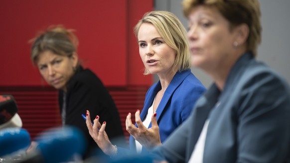 Regierungspraesidentin Silvia Steiner, von rechts, Natalie Rickli, Vorsteherin der Gesundheitsdirektion, und Christiane Meier, Kantonsaerztin, informieren an einer Medienkonferenz ueber das weitere Vo ...