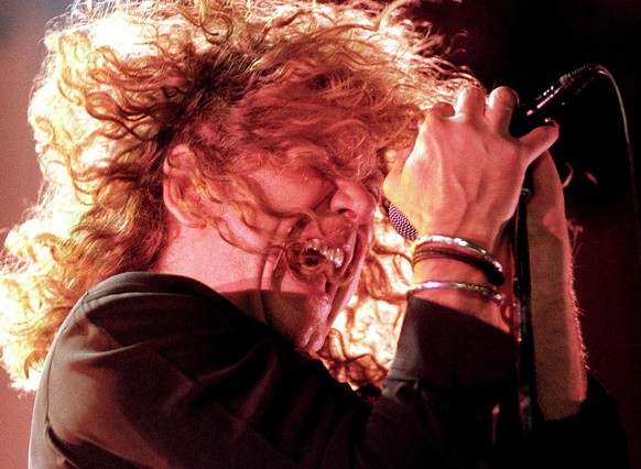 BUC01-19980301-BUCHAREST, ROMANIA: British rock star Robert Plant, the former vocalist of the legendary &quot;Led Zeppelin&quot; rock group, performs in front of an estimate 8,000 people audience in B ...