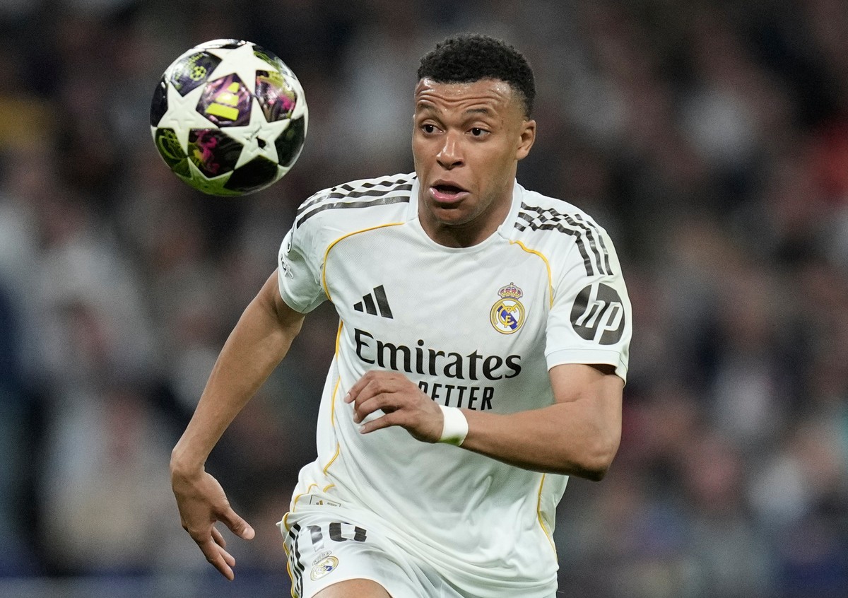 Real Madrid's Kylian Mbappe watches the ball during the Champions League quarterfinal first leg soccer match between Real Madrid and Bayern Munich in Madrid, Spain, Tuesday, April 7, 2026. (AP Ph ...