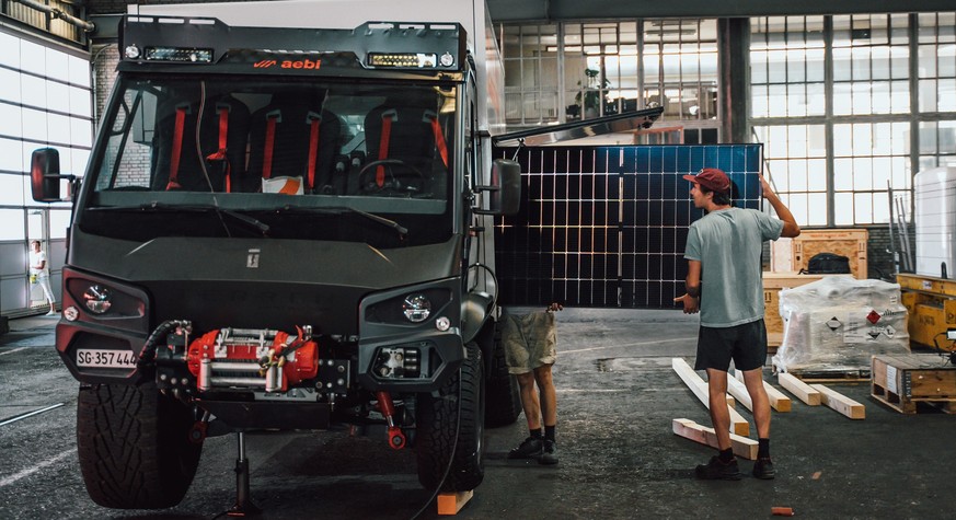 Mit der Kraft der Sonne auf den Berg – PV-Module werden verladen.