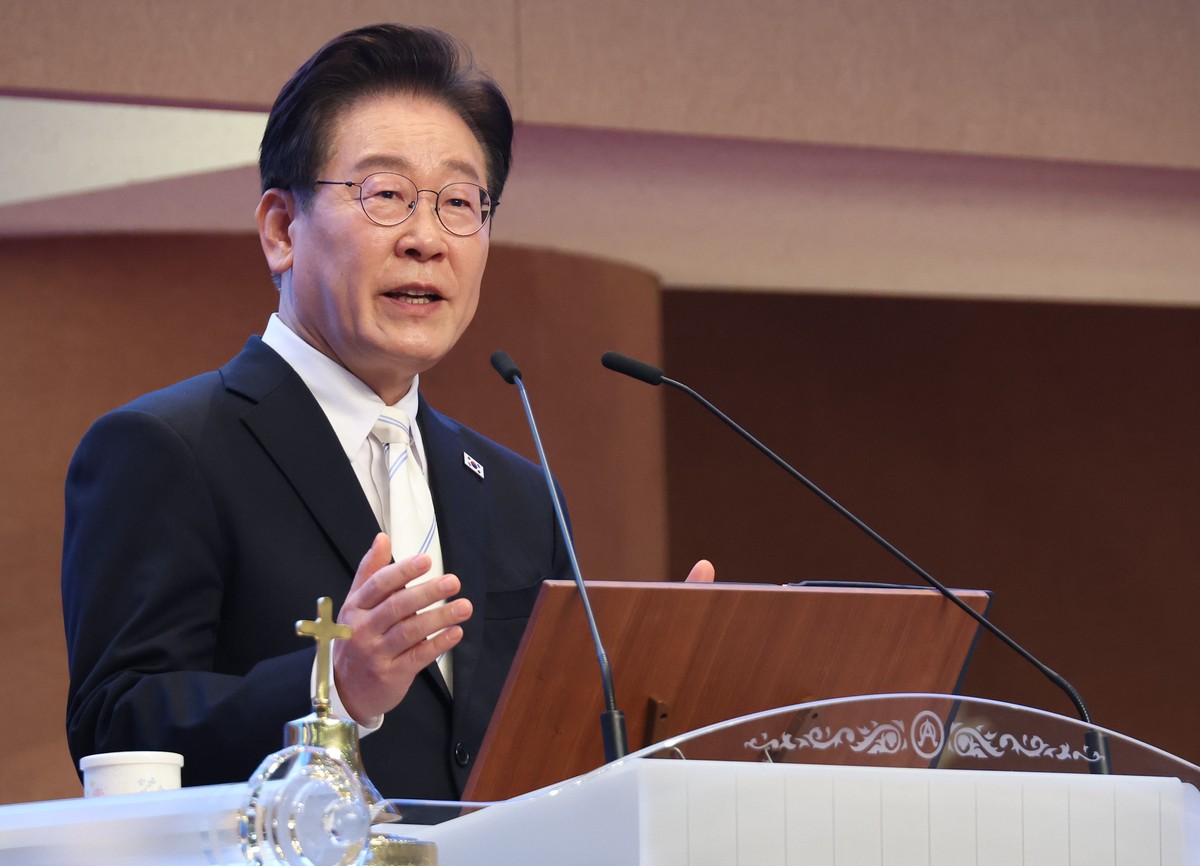 epa12870553 South Korean President Lee Jae Myung delivers a speech during an Easter service at Yoido Full Gospel Church in Yeouido, western Seoul, South Korea, 05 April 2026. EPA/YONHAP SOUTH KOREA OU ...