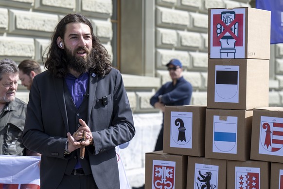 KEYPIX - Nicolas Rimoldi, Praesident von der Bewegung Mass-Voll und weitere Personen verschiedener Gruppierungen reichen ueber 15 000 Unterschriften fuer das E-ID Referendum ein, am Dienstag, 22. Apri ...