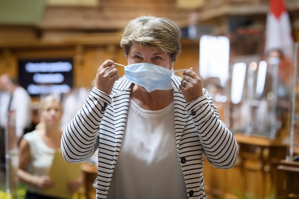 Bundesraetin Viola Amherd, setzt seinem Schutzmaske waehrend der Herbstsession der Eidgenoessischen Raete, am Montag, 21. September 2020 im Nationalrat in Bern. (KEYSTONE/Anthony Anex)