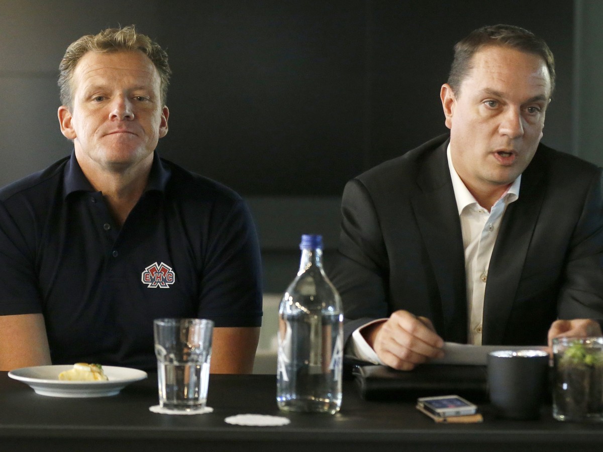 Kevin Schlaepfer, Trainer EHC Biel, links, und Manager Daniel Villard, rechts, waehrend einer Medienkonferenz, am Donnerstag, 15. Oktober 2015, in der Tissot Arena in Biel. (KEYSTONE/Peter Klaunzer)