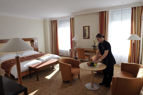 Une femme de chambre dans une des chambre de l&#039;Hotel de la Paix a Lausanne, ce mercredi 15 decembre 2010. L&#039;hotel de la Paix fete ses 100 ans d&#039;existence au centre de Lausanne. (KEYSTON ...