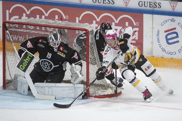 From left, Lugano&#039;s player Mikko Koskinen and HC Ajoie Gregory Sciaroni, right, during the regular season National League 2022/23 game between HC Lugano and HC Ajoie at the Corner Arena ice stadi ...