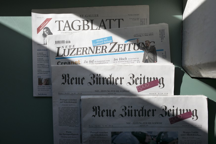 ARCHIV --- ZUM JAHRBUCH ZUR QUALITAET DER MEDIEN IN DER SCHWEIZ STELLEN WIR IHNEN FOLGENDES BILD ZUR VERFUEGUNG --- Ausgaben des St. Galler Tagblattes, der Neuen Luzerner Zeitung und der Neuen Zuerche ...