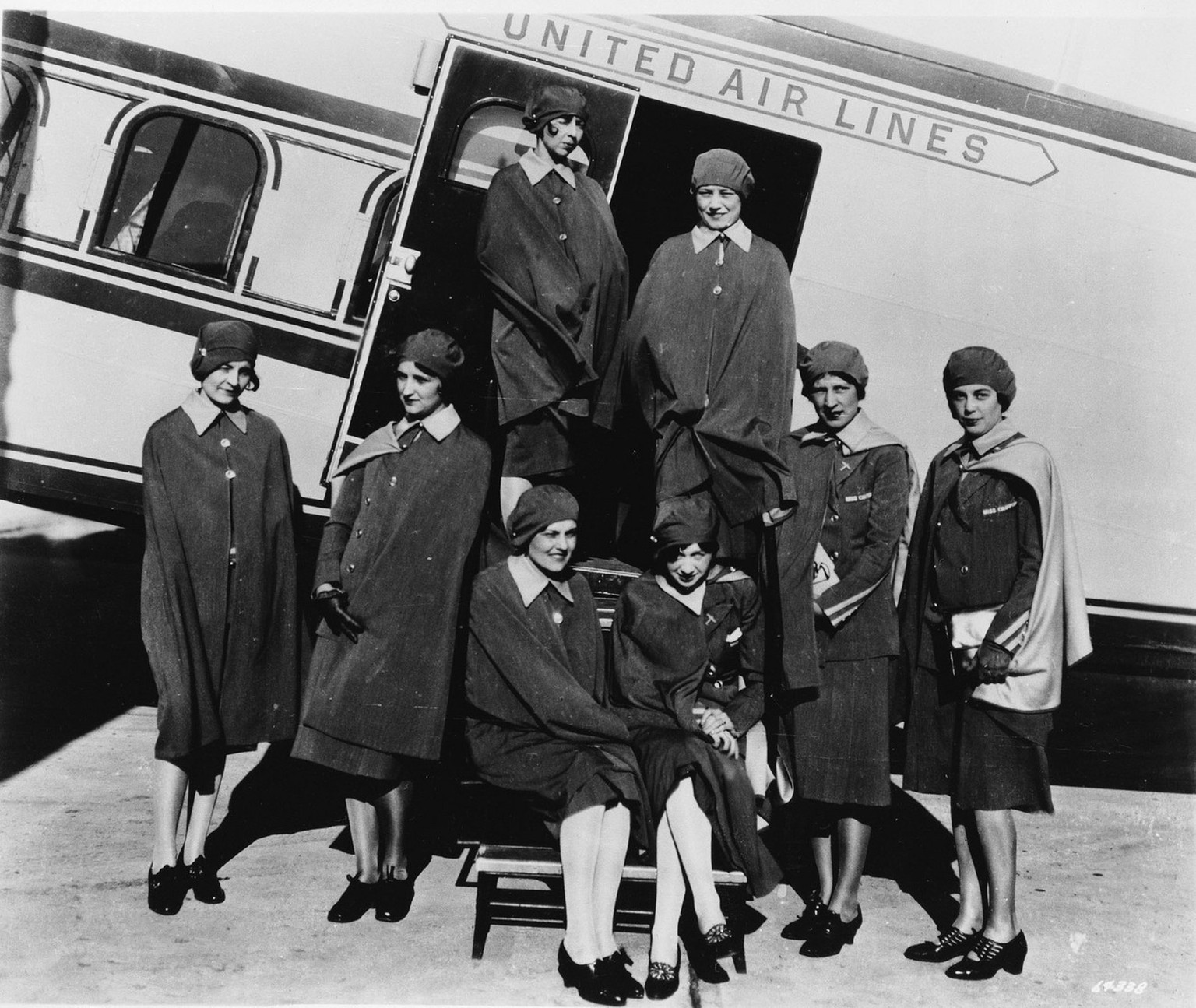 Der dreimonatige Test: Am 15. Mai 1930 gingen in San Francisco die weltweit ersten Flugbegleiterinnen an Bord. Die Boeing Air Transport (heutige United Airlines) verlangte von ihren Stewardessen, dass sie gleichzeitig als Krankenschwestern tätig waren. Links in der Tür der Boeing steht Ellen Church, Chef-Stewardess der «Sky Girls».