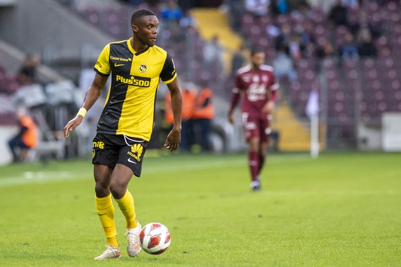 Le milieu bernois Christopher Martins Pereira, en action, droite, lors de la rencontre de football de Super League entre le Geneve Servette FC et le BSC Young Boys, ce dimanche 3 octobre 2021 au stade ...